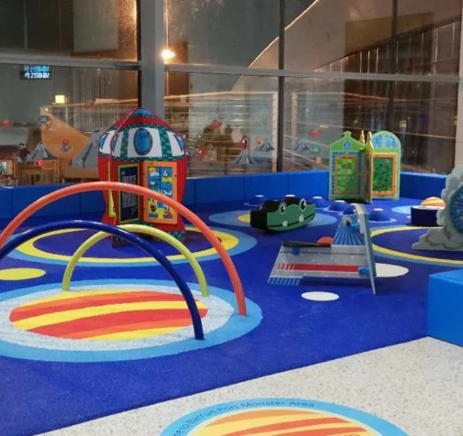 Op deze afbeelding staat een custom kinderhoek geplaatst op het vliegveld