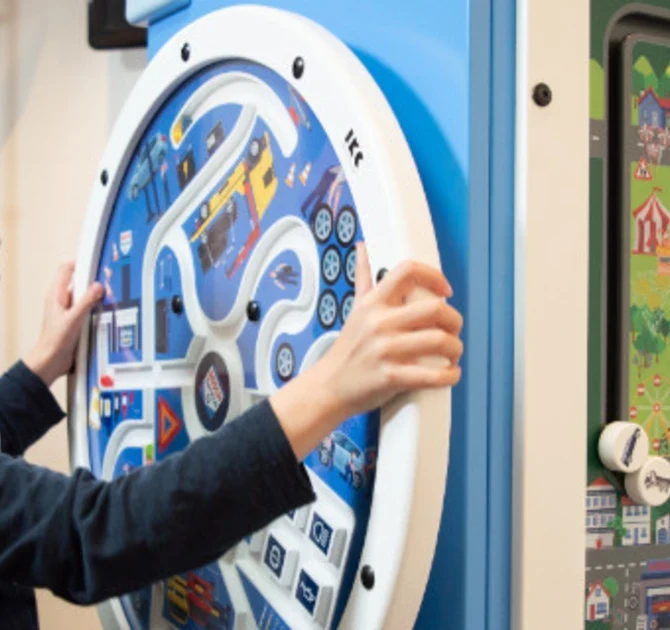kinderen spelen wandspeelbord wandspel draaiend educatief