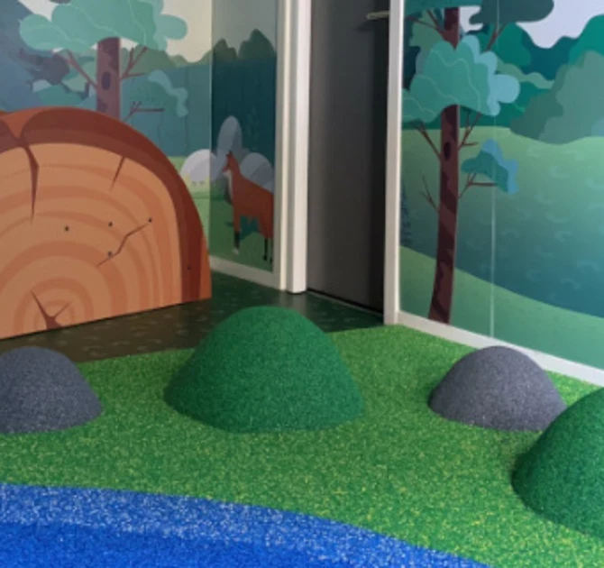 wanddesign kinderopvang natuur waterval beer klimelementen speelhoek glijbaan